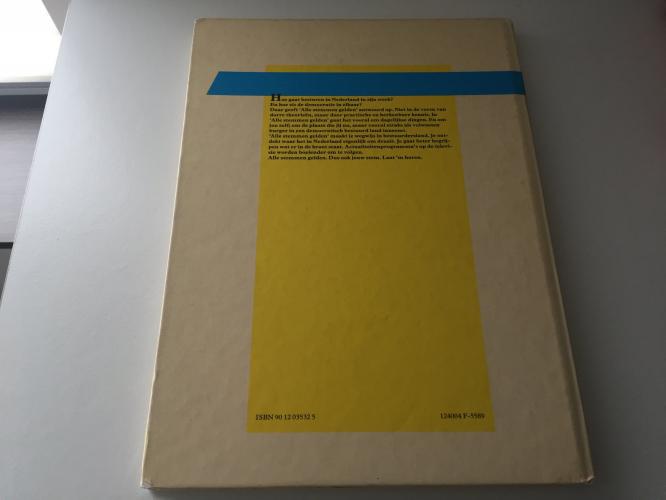 Nog een leuke aanvulling/ tip misschien.
In 1981 ( toen was ik 6 jaar oud ) kreeg ik dit boek van mijn oom. Ik kijk er nu nog weleens regelmatig in. Staan ook opdrachten in, stripverhalen en hoe politiek nou in elkaar zit.