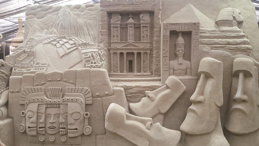 Nice to see! Last year in the Netherlands there was a exposition of sand artists.
They created also the famous moai heads.