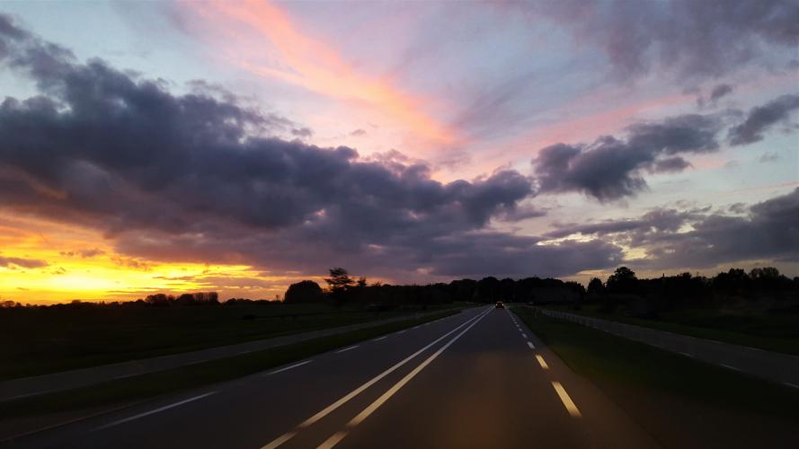Zonsondergang vanuit de auto