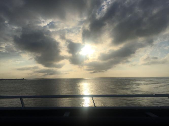 Zonsopgang vanuit een rijdende auto