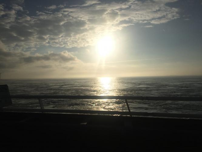 Zonsopgang vanuit een rijdende auto