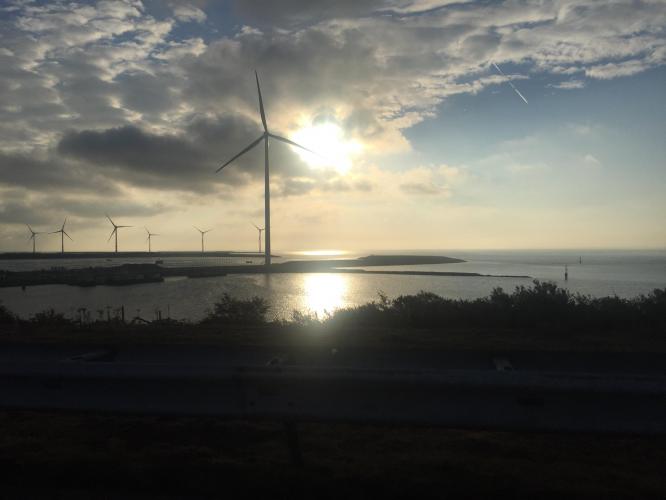 Zonsopgang vanuit een rijdende auto