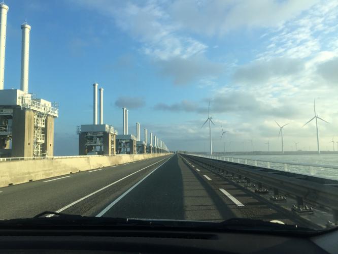 Zonsopgang vanuit een rijdende auto