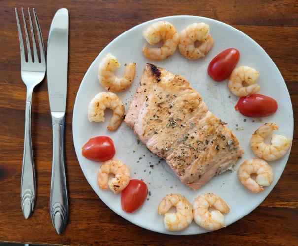 Low-carb salmon with shrimps