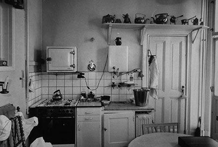 Do you remember? The vintage kitchen. What's the pot?