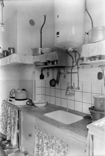 Do you remember? The vintage kitchen. What's the pot?