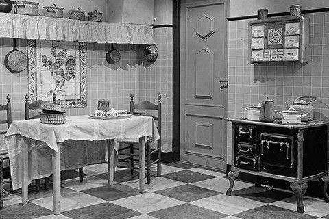 Do you remember? The vintage kitchen. What's the pot?