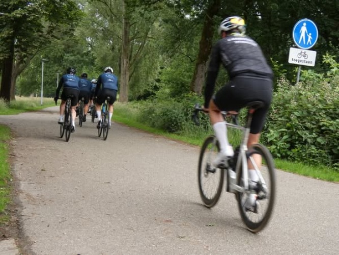 Hard rijende fietsers in het Leijpark
