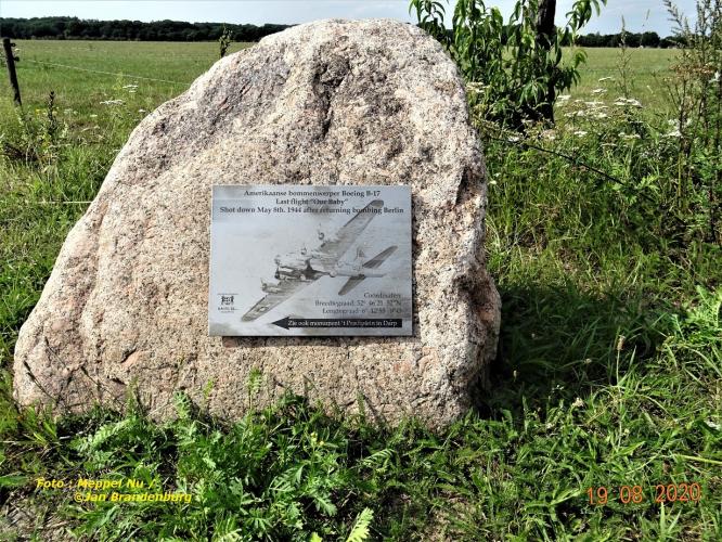 MONUMENT  TER  NAGEDACHTENIS : zin of onzin ?