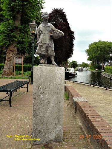 In het pittoreske Overijsselse stadje Blokzijl is een klein beeld van een vrouw te vinden :