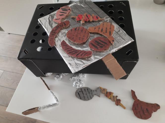 Kijk dan hoe leuk deze knutsel is geworden! Wat een gelukje had ik met het vinden van deze doos op mijn werk! Gewoon een kant en klare BBQ!! Een los rooster gemaakt en lekkere doorbakken vleesjes er bij! Zie je de gloeiend hete kooltjes er onder liggen? Ideetje van <a class="removable-mention" translate="no"  href="/useroverview/168011/Tess knutsels en meer" data-mentionid="168011">@Tess knutsels en meer</a>.  Er is al veel mee gespeeld! Tnx voor het leuke idee!