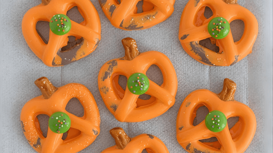 Easy Pretzel Pumpkins for Halloween ๐