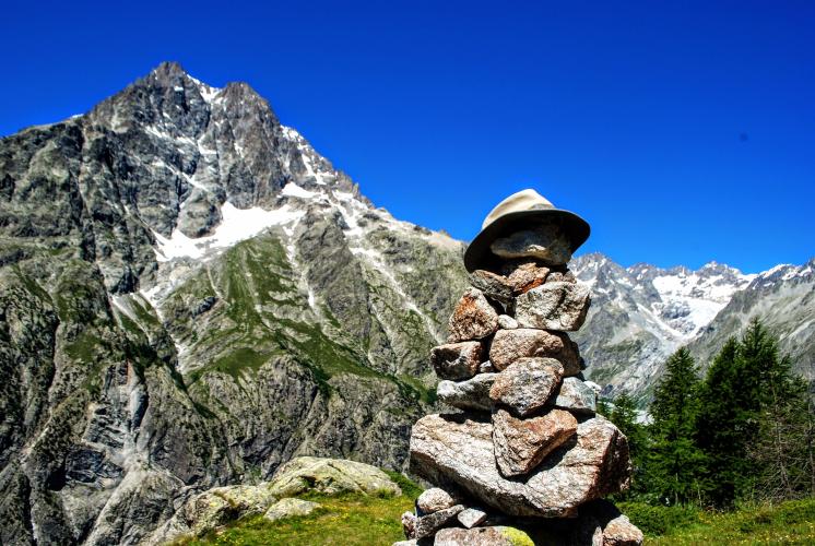 Steenmannetje met hoed