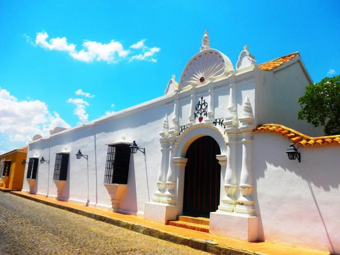 Casa  Con Las Ventanas De Hierro