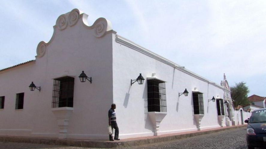 Casa  Con Las Ventanas De Hierro