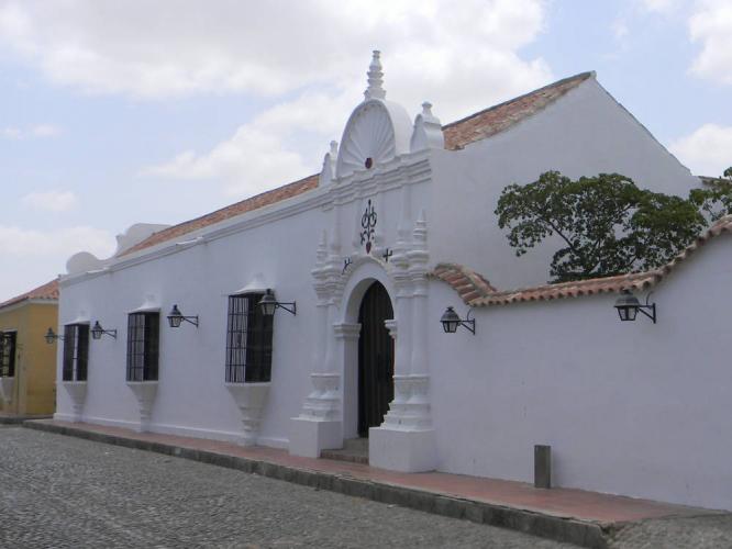 Casa  Con Las Ventanas De Hierro