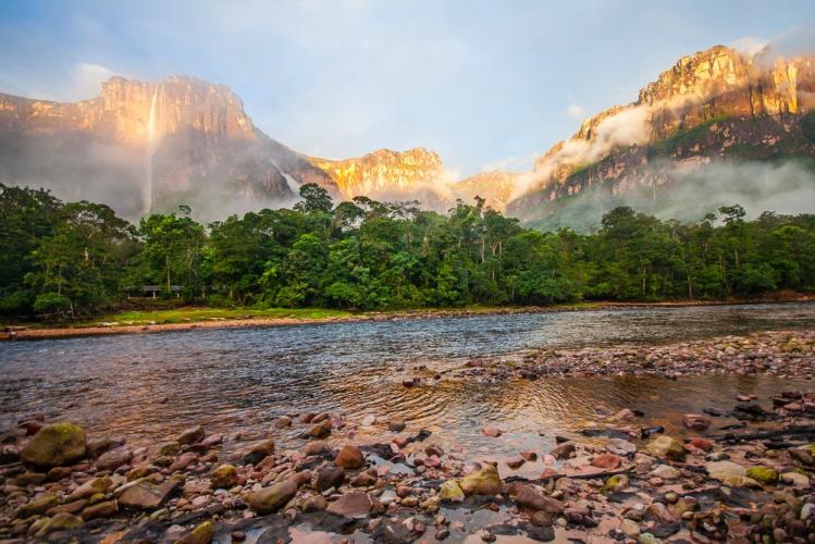 Stunning photo of the Gauyanés Massif