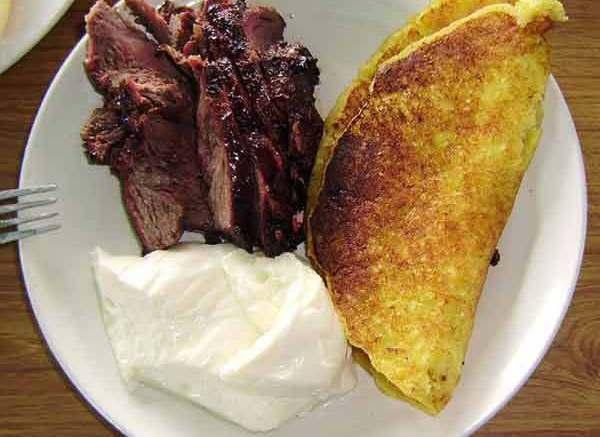 <a class="removable-mention" data-mentionid="101989" href="/useroverview/101989/Madeleine">@Madeleine</a> The delicious "cachapas" are also prepared and accompanied with meat and cheese.