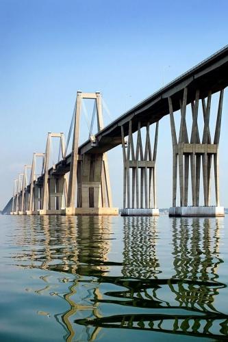Diseñado por el ingeniero italiano Riccardo Morandi y posteriormente modificado por el Consorcio Puente Maracaibo "CPM" (Precomprimido C.A. venezolana 50% participación y líder, Wayss &amp; Freytag A.G. y Julius Berger, Phillip Holtzman A.G. el otro 50%), fue construido en hormigón armado y pretensado, y tiene una longitud de 8678 m y 134 pilares.