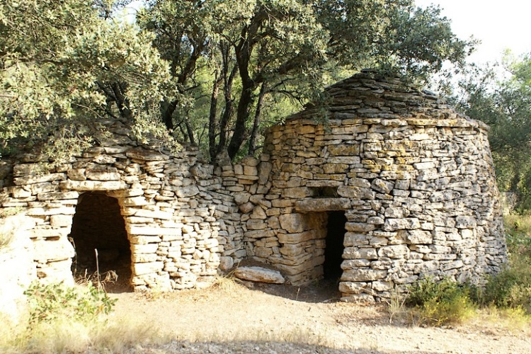 Bewoonde steenhutten.