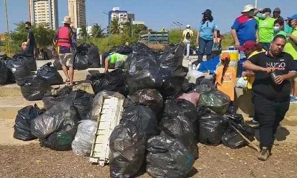 Ambientalistas limpiaron playa de La Vereda del Lago 