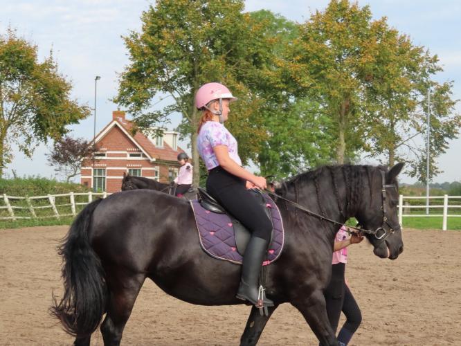 Charlene heerlijk aan het paardrijden
