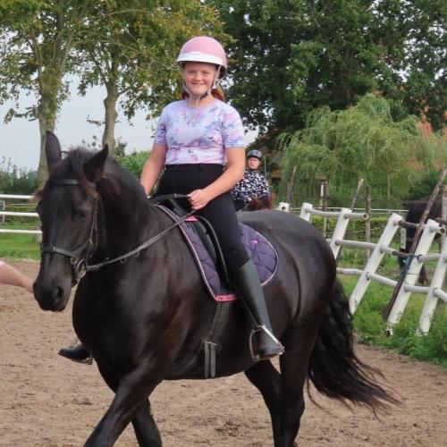 Charlene heerlijk aan het paardrijden