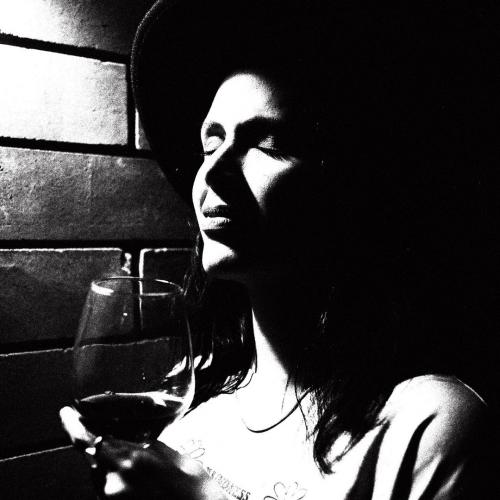 Un sombrero bajo la luz