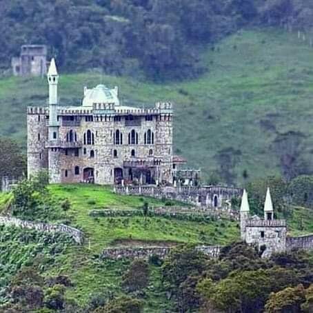 Un castillo en la naturaleza Andina