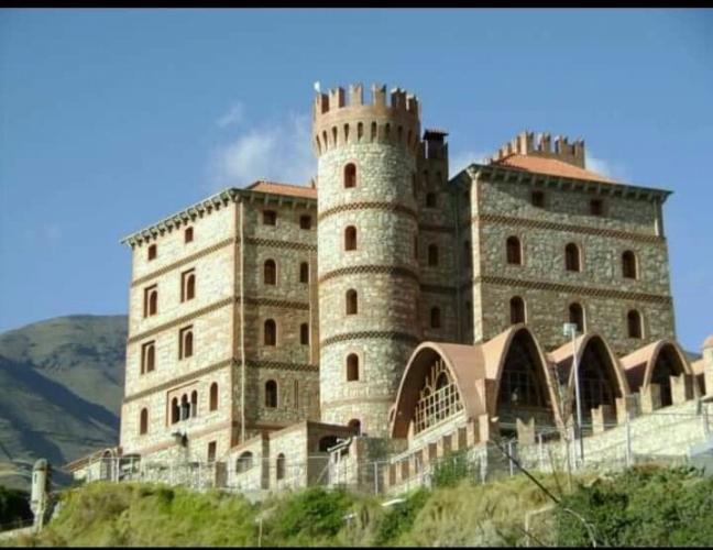 Un castillo en la naturaleza Andina