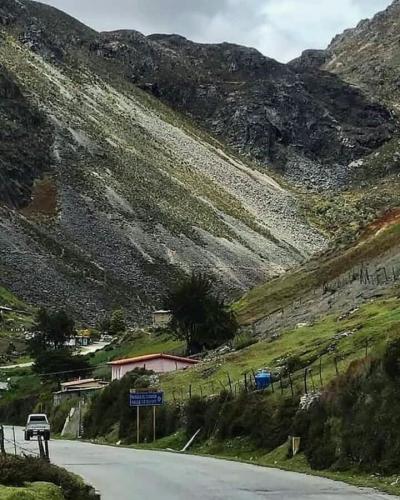 Un castillo en la naturaleza Andina