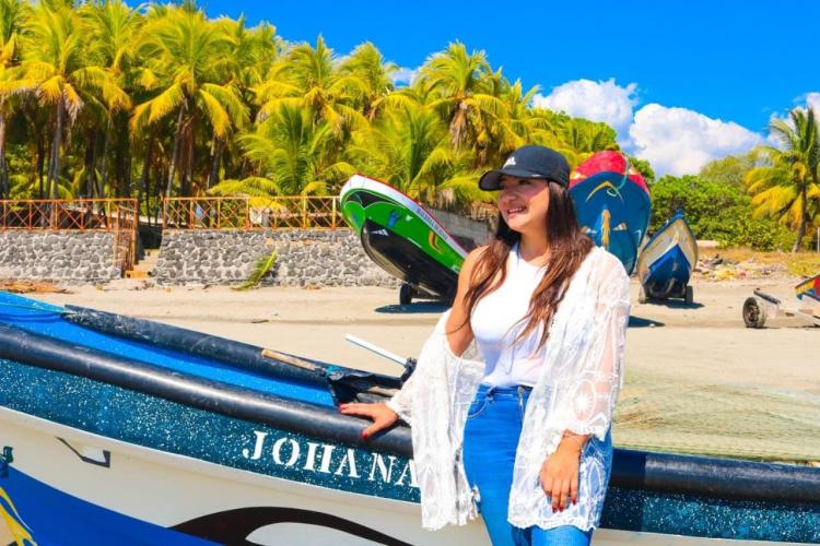 Mi sobrina en playa Uslatan