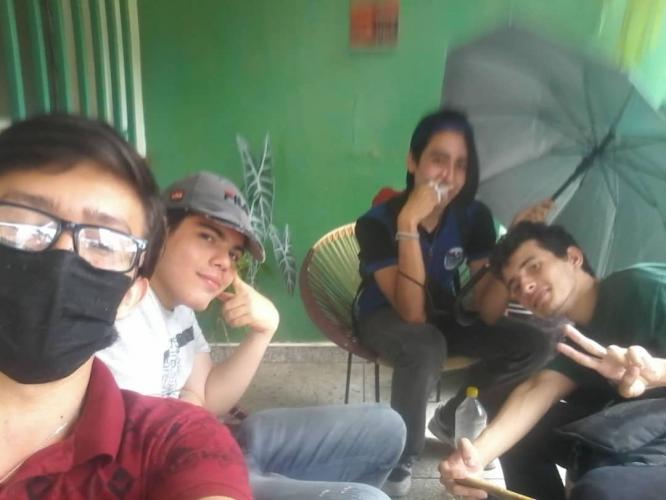 Aquí con mi grupo de amigos 