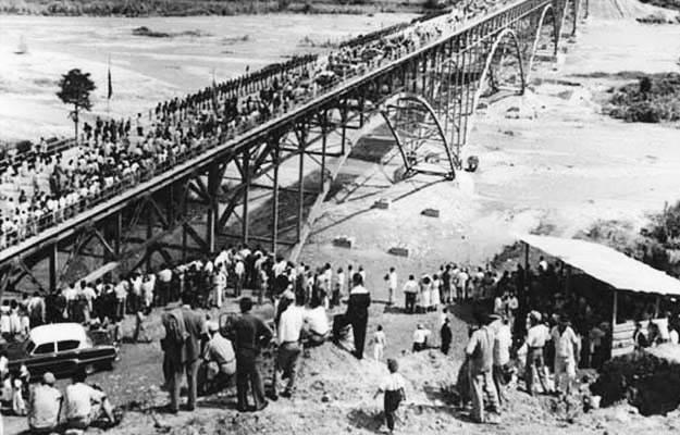 Brug over de rivier de Chama 