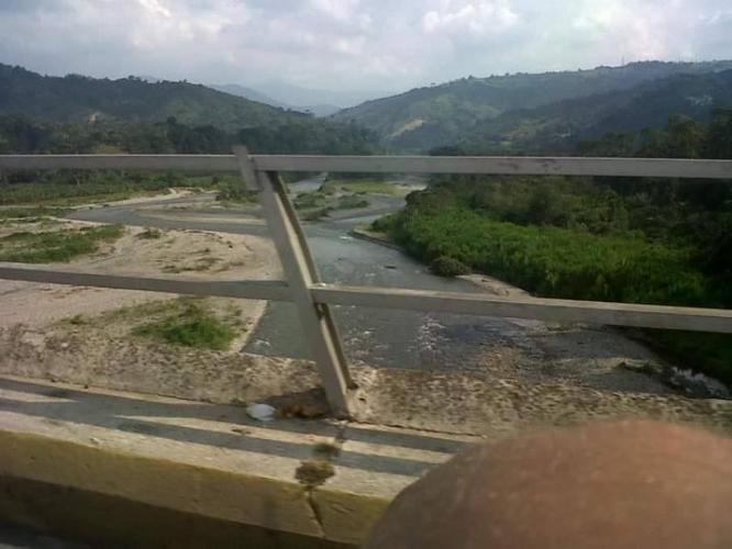 Brug over de rivier de Chama 