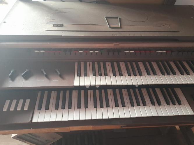 Piano abandonado 