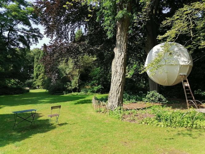 Zoveel bijeen zag ik er nog nooit, doch een poosje terug merkte ik er eentje in het Arboretum van Kalmthout, en die zag er best cosy uit, al is het basic... moet het een belevenis zijn om de nachtelijke geluiden en het ontwaken in de natuur mee te maken.

Zeer interessant blog.