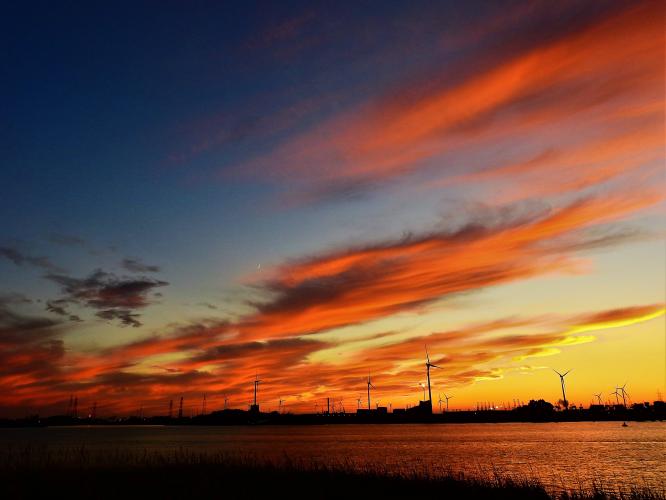 Altijd een adembenemend spektakel of schouwspel vanaf 't moment de zon op, of ondergaat. Heel mooie foto's.
Dit was een zonsondergang aan de haven van Antwerpen met zicht op Doel en de Linkeroever industrie.