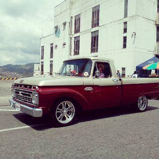 Desfile de joyas automovilisticas