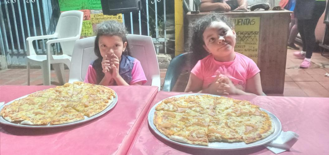 Ellas Comiendo Pizza 