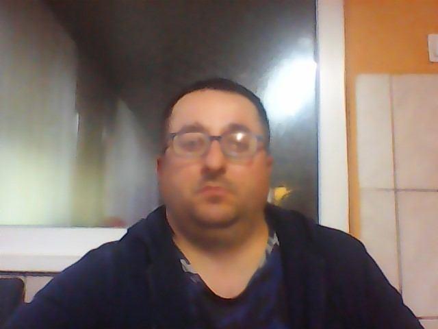 hello all searching for new friends and folowers folow me please tham 