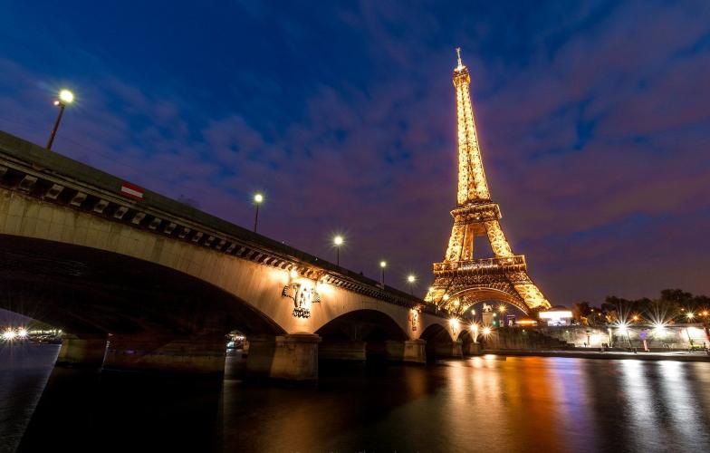 Desde el punto de vista estético, la torre Eiffel rompió con la idea de que los edificios bellos debían ser de piedra. Ahora la estructura ya no sería solo funcional sino estética. Esto fue logrado al desnudar totalmente la estructura y convertirla en el 