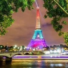 Desde el punto de vista estético, la torre Eiffel rompió con la idea de que los edificios bellos debían ser de piedra. Ahora la estructura ya no sería solo funcional sino estética. Esto fue logrado al desnudar totalmente la estructura y convertirla en el 