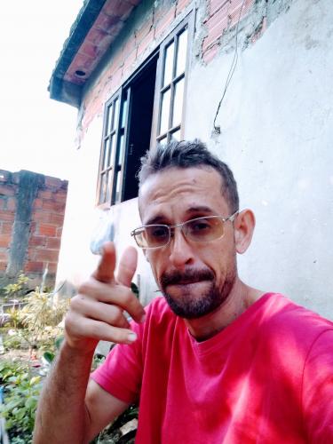 Moço pesso licença, eu sou novo aqui, não tenho trabalho nem passe, eu sou novo aqui, não tenho trabalho nem classe, eu sou novo aqui. estou a procura do meu espaço no mundo da internet, sonho em poder dedicar todo meu tempo e tirar minha renda principal 