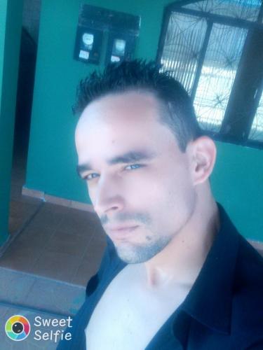 Meu nome e Carlos,tenho 34 anos,moro em Brasília a 26 anos,odeio mentiras e sei que palavras tem força e sentido entao carrego comigo uma frase que tem muito sentido na vida "Seja refém do seu silêncio para não ser vítima de suas próprias palavras"