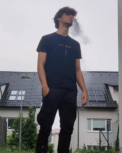 Heey Im Thomas and Im 21 years old. Im from Slovakia (a lil sh*thole tbh) you prob dont know where it is do you? Its a small country in the middle of Eu. You might be asking do you have any hobbies? YES I DO (besides eating) I do breakdance, gymnastics, w