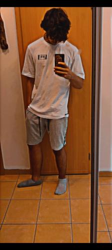 Heey Im Thomas and Im 21 years old. Im from Slovakia (a lil sh*thole tbh) you prob dont know where it is do you? Its a small country in the middle of Eu. You might be asking do you have any hobbies? YES I DO (besides eating) I do breakdance, gymnastics, w