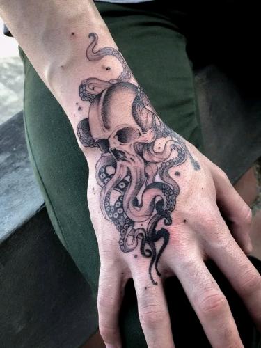 Hallo soy Manuel! Soy una persona que le encanta Tatuar y dibujar #iamnewhere 