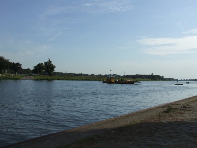 Met het pontje over varen