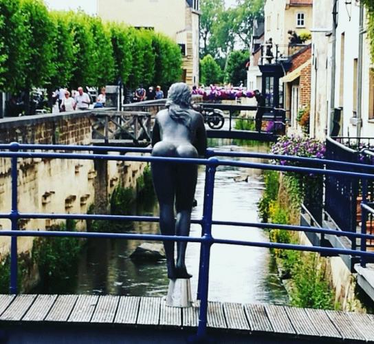 Rara waar staat deze naakte dame?